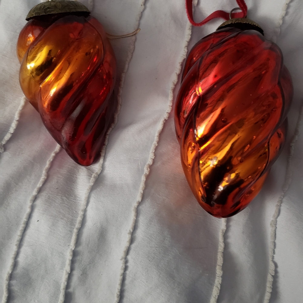 Elegant Swirl Glass Holiday Christmas Ornaments - Kugel Red and Gold